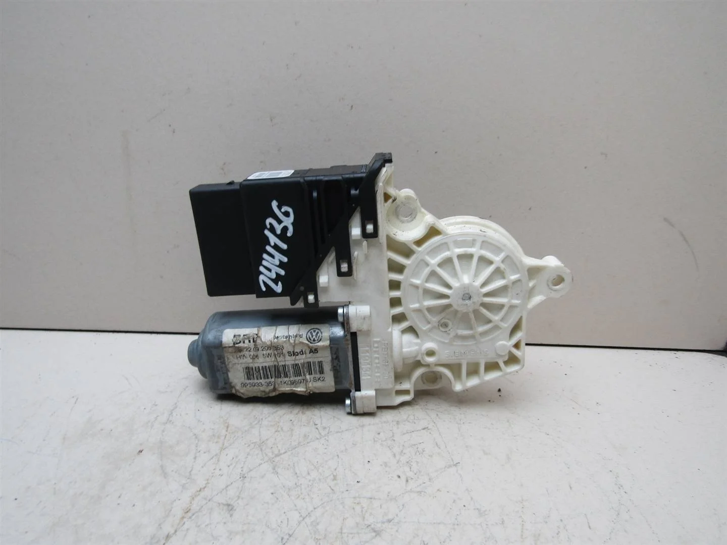 Моторчик стеклоподъемника Skoda Octavia (A5 1Z-) 2004-2013  [1K0959704J]  в Вологде