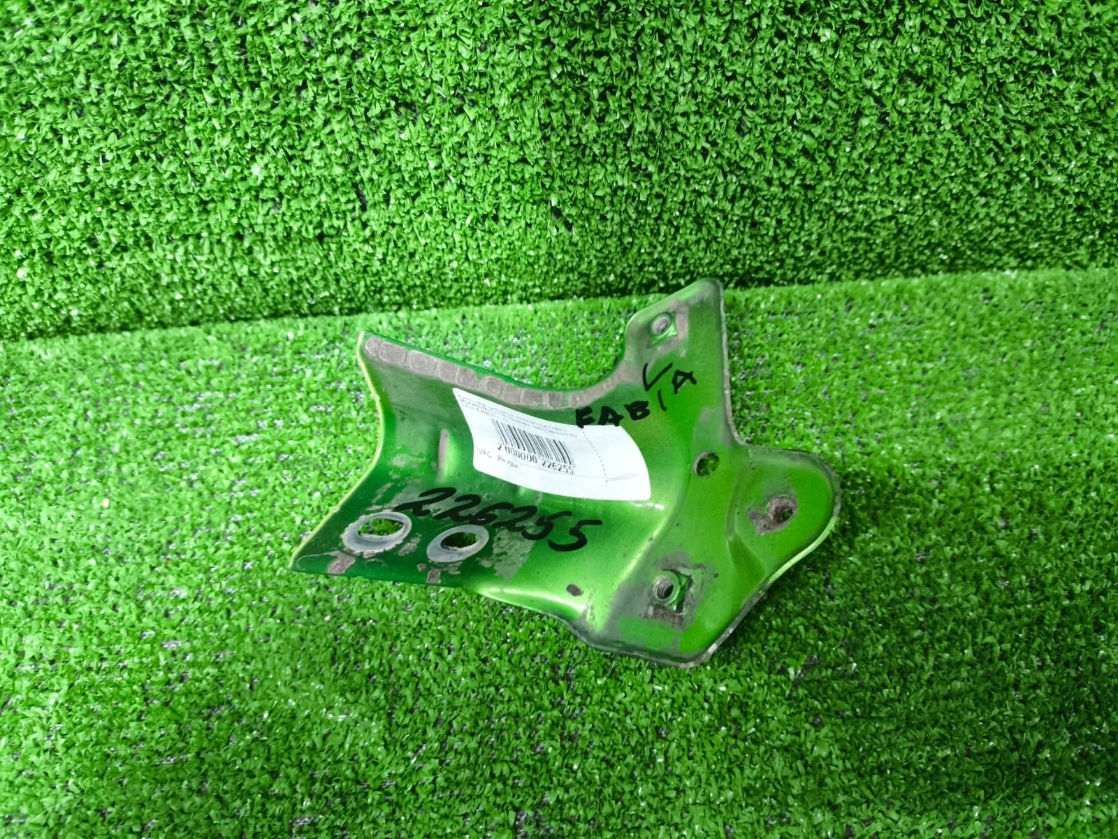 Кронштейн крепления крыла SKODA FABIA 2, ROOMSTER 2010- передний левый зелёный б/у FABIA 2(2007-2015);ROOMSTER(2007-2015)