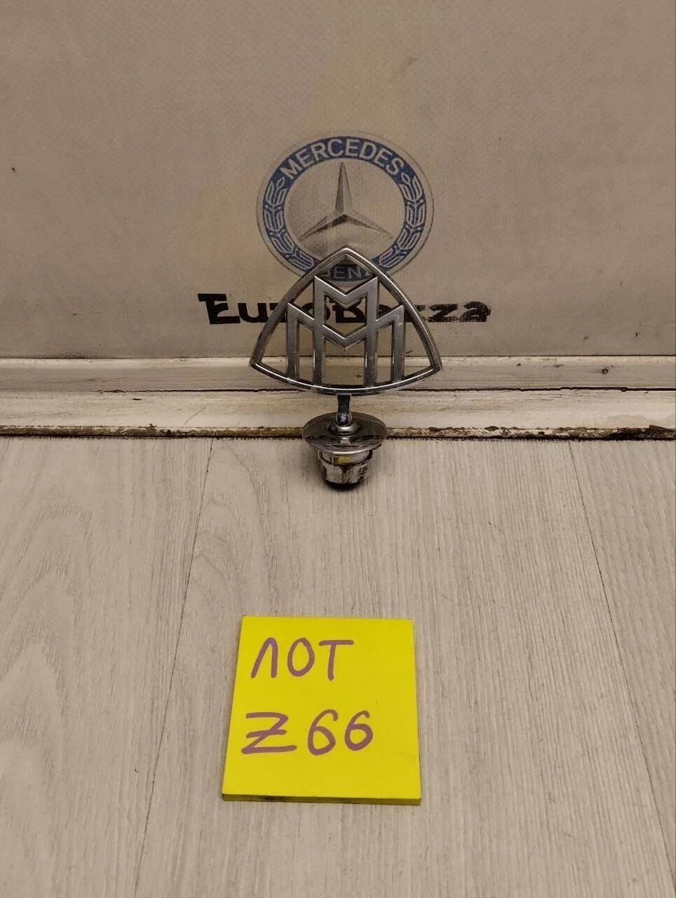 Знак в капот Mercedes  W220