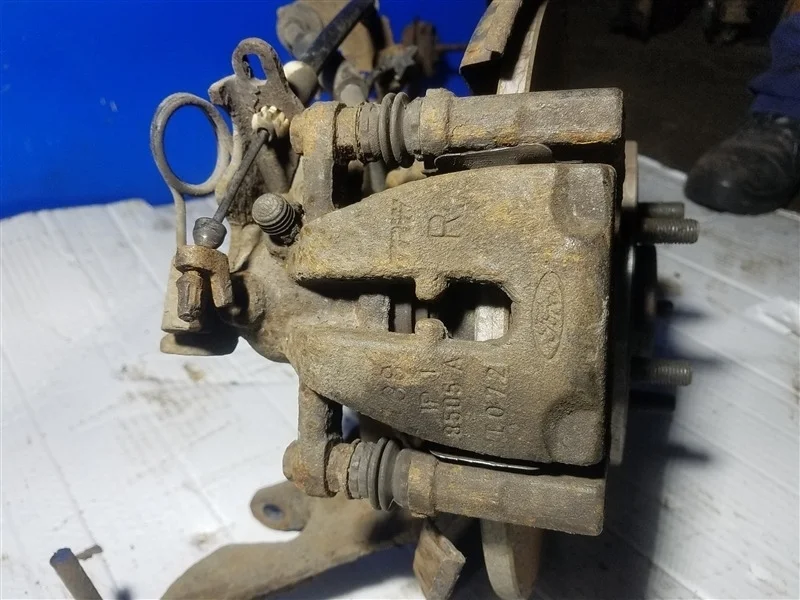 Суппорт задний правый Ford Kuga 1 (08-12) SUV 2.0L