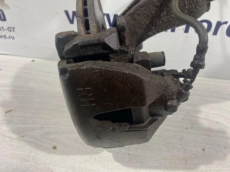 Суппорт передний правый Ford Focus 3 (11-14)