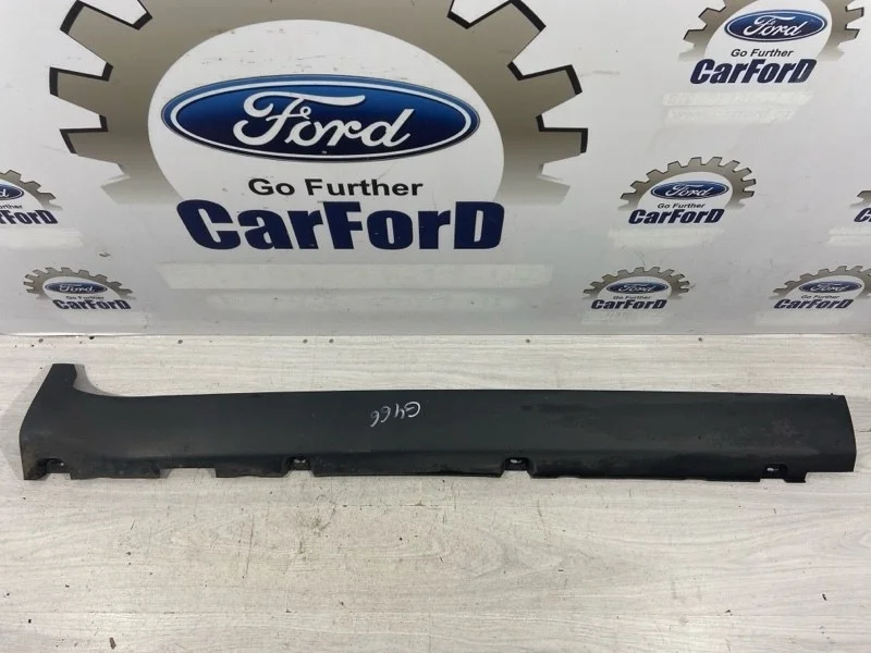 Накладка на порог (наружная) правая Ford Kuga 1