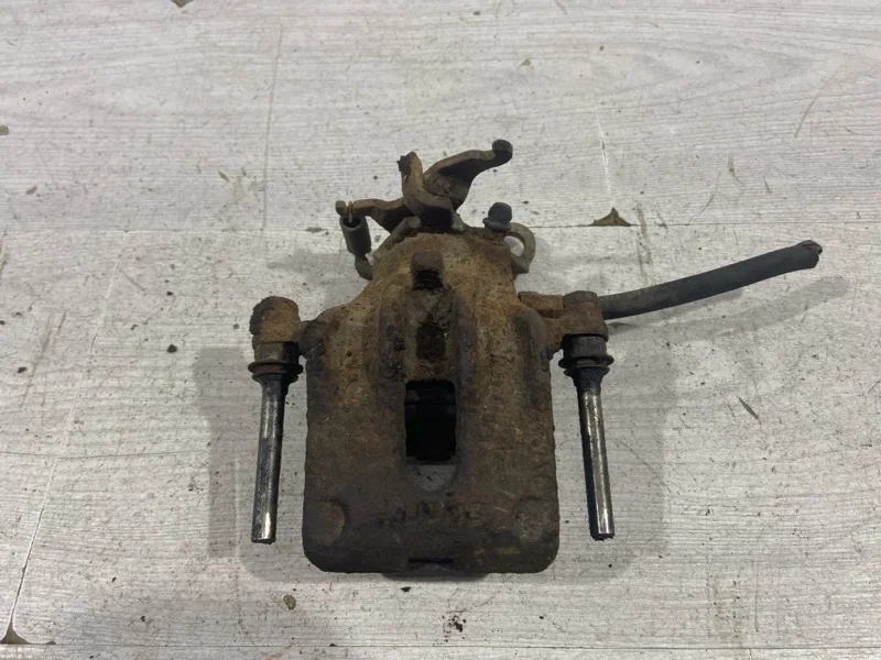 Суппорт задний правый Ford Focus 1 (98-05) СЕДАН