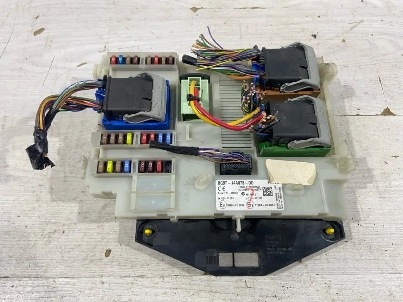 Блок предохранителей (салонный) Ford Mondeo 4