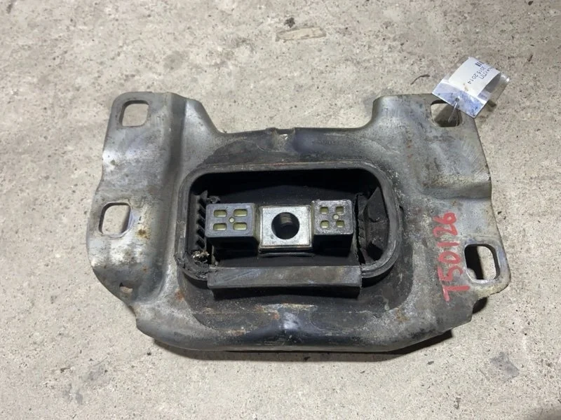 Опора двигателя левая Ford Focus 3 (14-19) ХЭТЧБЭК