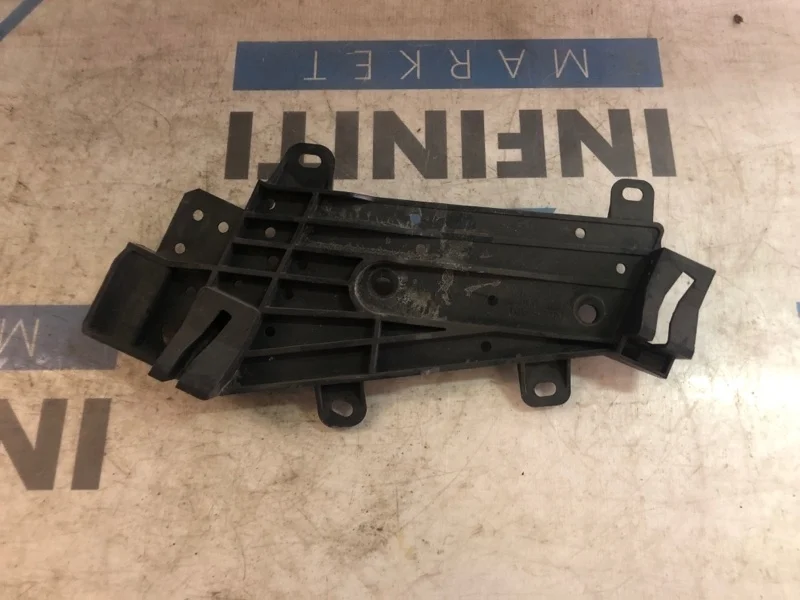 Кронштейн направляющая фары передний левый