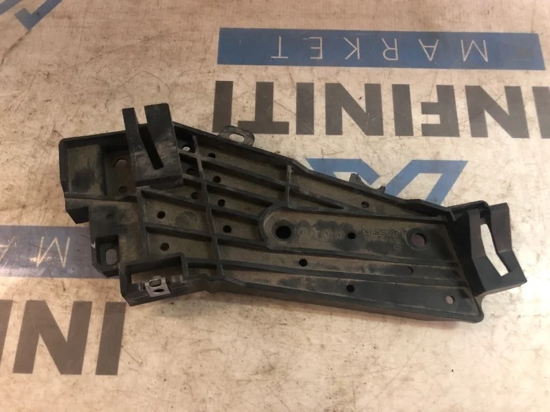 Кронштейн направляющая фары передний правый