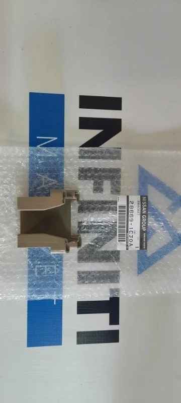 Кронштейн форсунки фароомывателя левый INFINITI