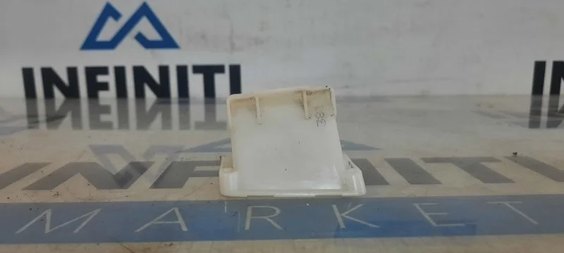 Кронштейн форсунки фароомывателя левый INFINITI