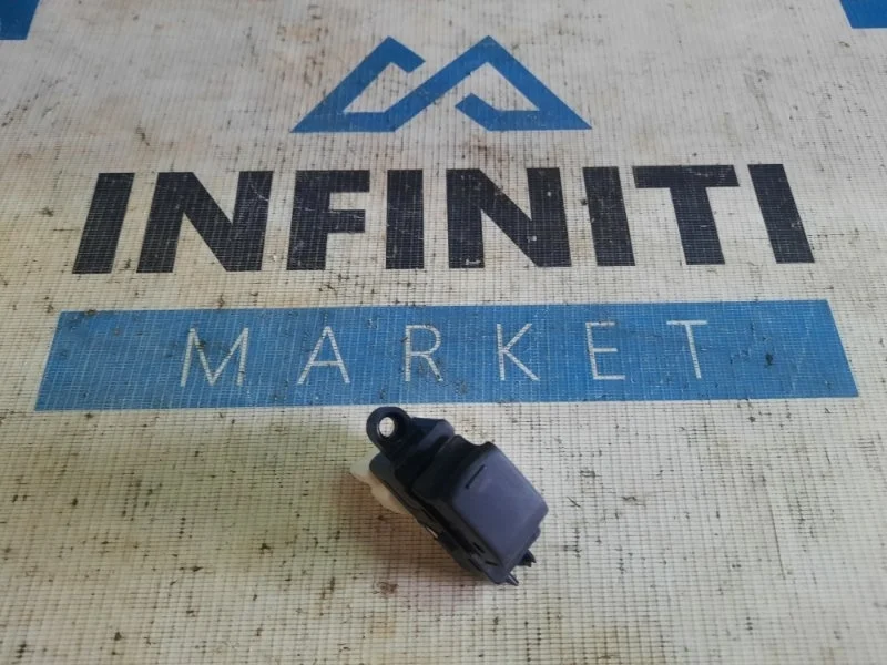 Кнопка стеклоподъемника задняя правая INFINITI