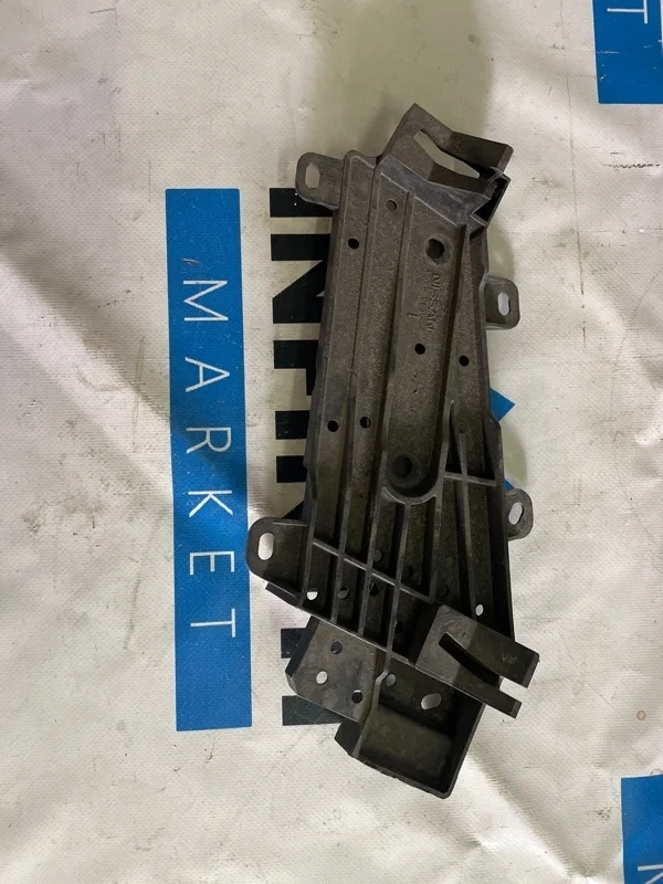 Кронштейн направляющая фары левый INFINITI M37 Y51