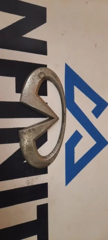 Эмблема шильдик знак крышки двигателя ДВС INFINITI