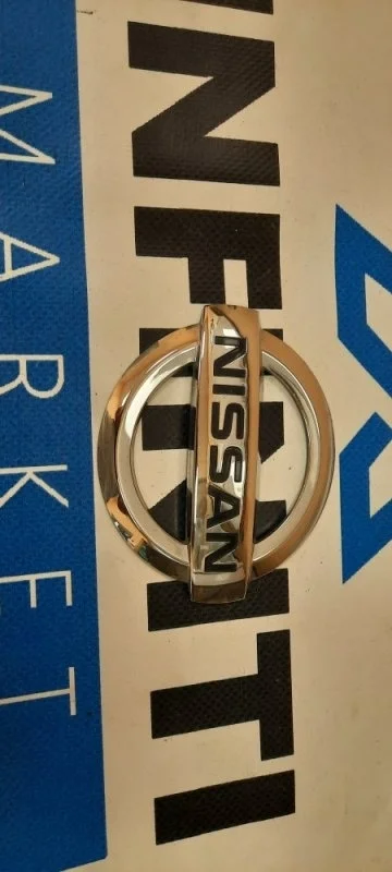 Эмблема шильдик знак крышки багажника NISSAN