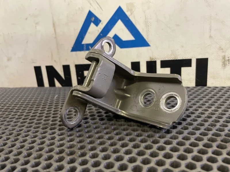 Петля двери нижняя передняя левая INFINITI QX80
