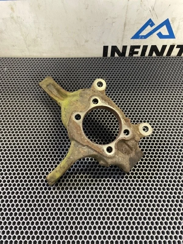 Кулак поворотный ( цапфа ) передний правый NISSAN