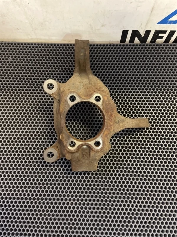 Кулак поворотный ( цапфа ) передний левый NISSAN