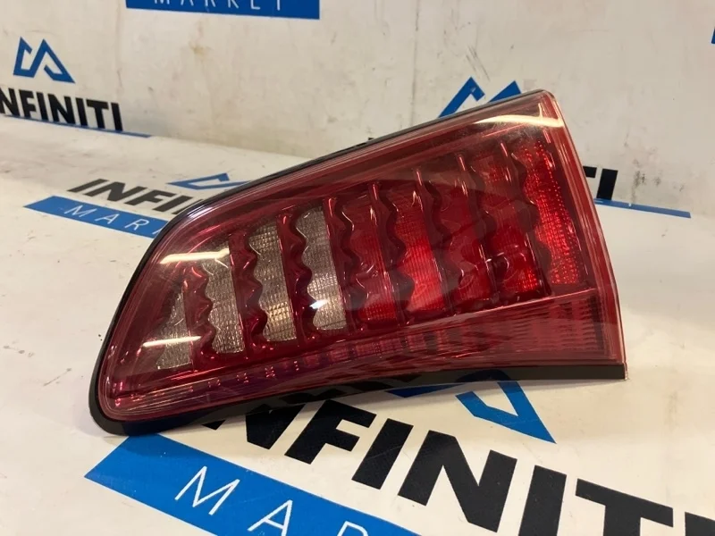 Фонарь в крышку багажника задний правый INFINITI