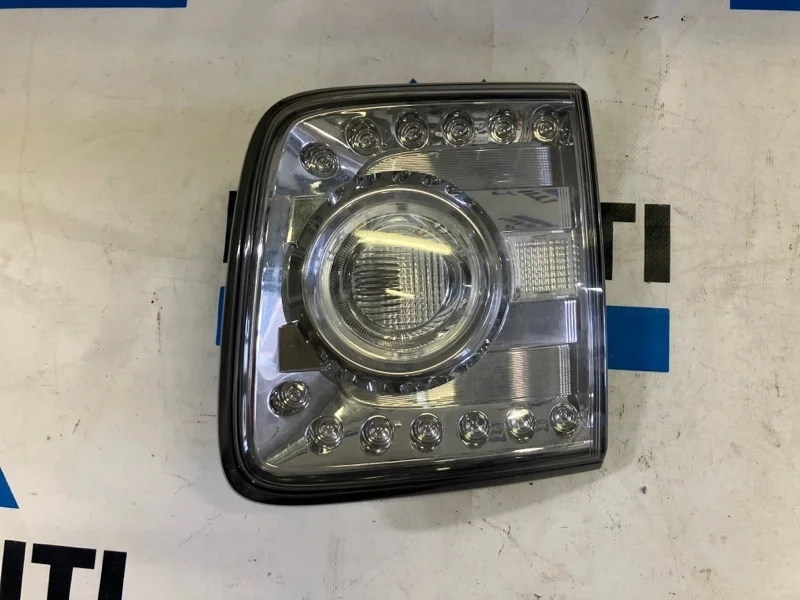 Фонарь в крышку багажника задний правый NISSAN