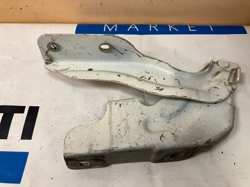 Петля капота передняя правая INFINITI QX80 Z62