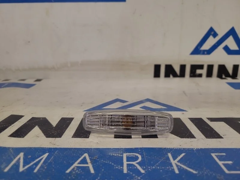 Повторитель указателя поворота крыла INFINITI