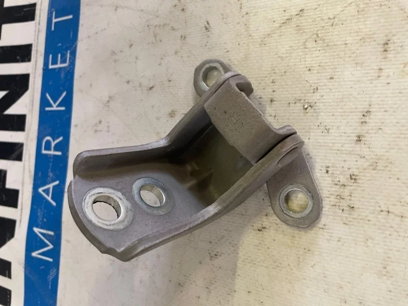 Петля двери нижняя передняя правая INFINITI QX80