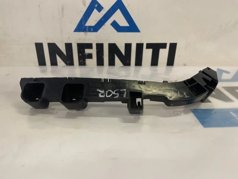 Кронштейн крыла (крепление) передний правый