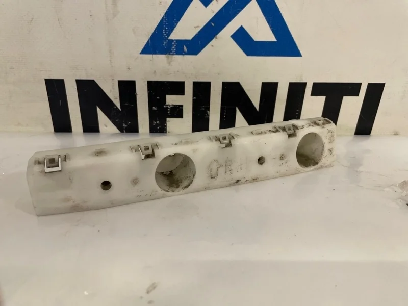 Кронштейн крыла (крепление) передний правый NISSAN