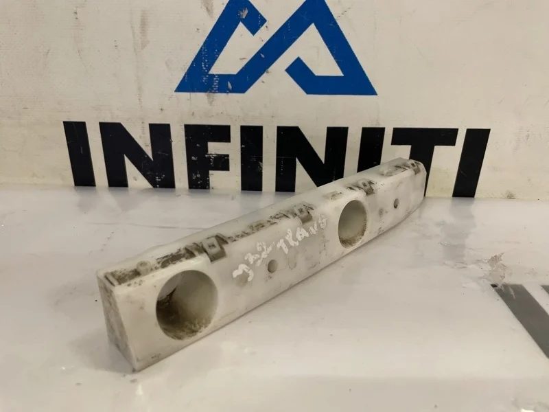 Кронштейн крыла (крепление) передний левый NISSAN