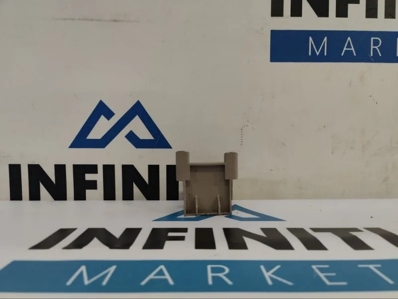 Кронштейн форсунки фароомывателя левый INFINITI