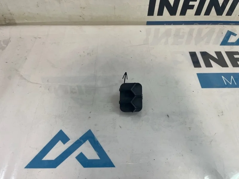 Заглушка буксировочного крюка бампера передняя