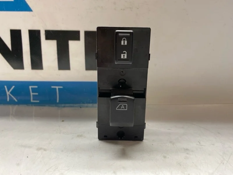 Блок кнопок управления стеклоподъемниками передний