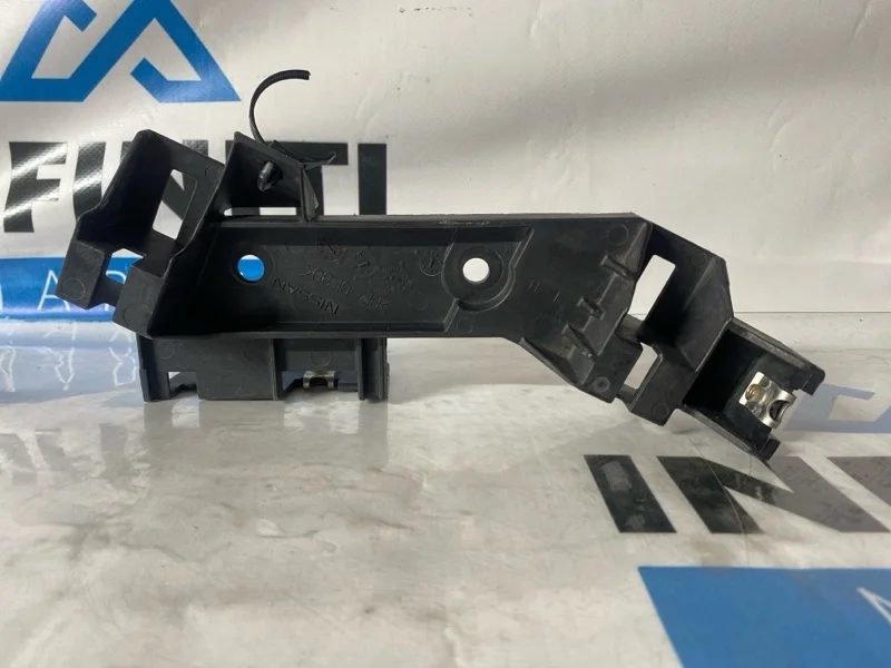 Кронштейн направляющая фары передний левый