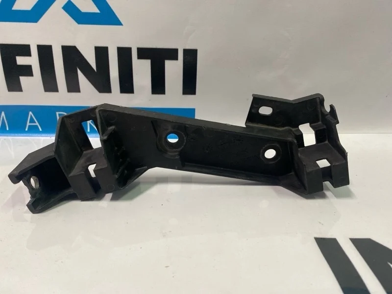 Кронштейн направляющая фары передний правый