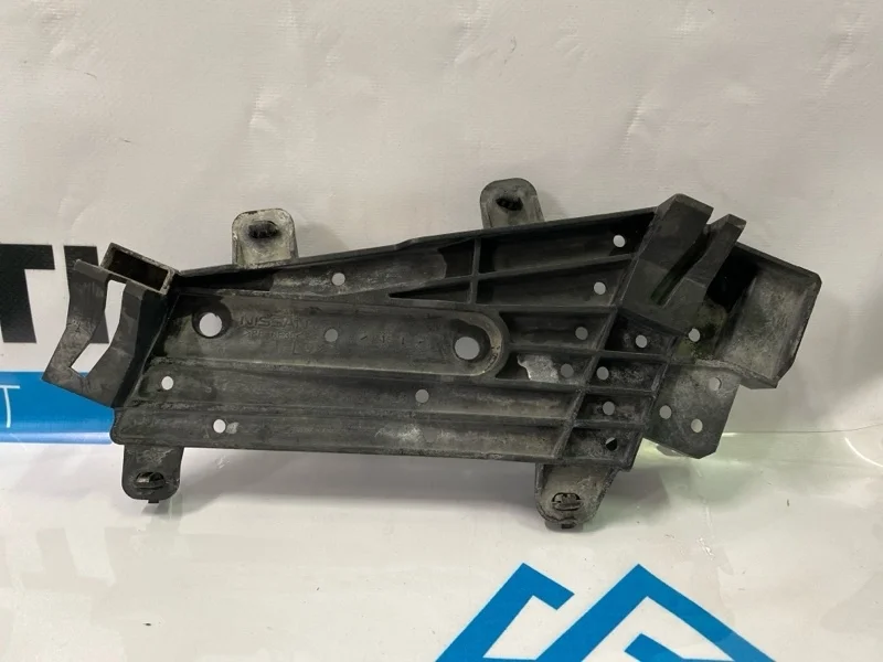 Кронштейн направляющая фары передний левый