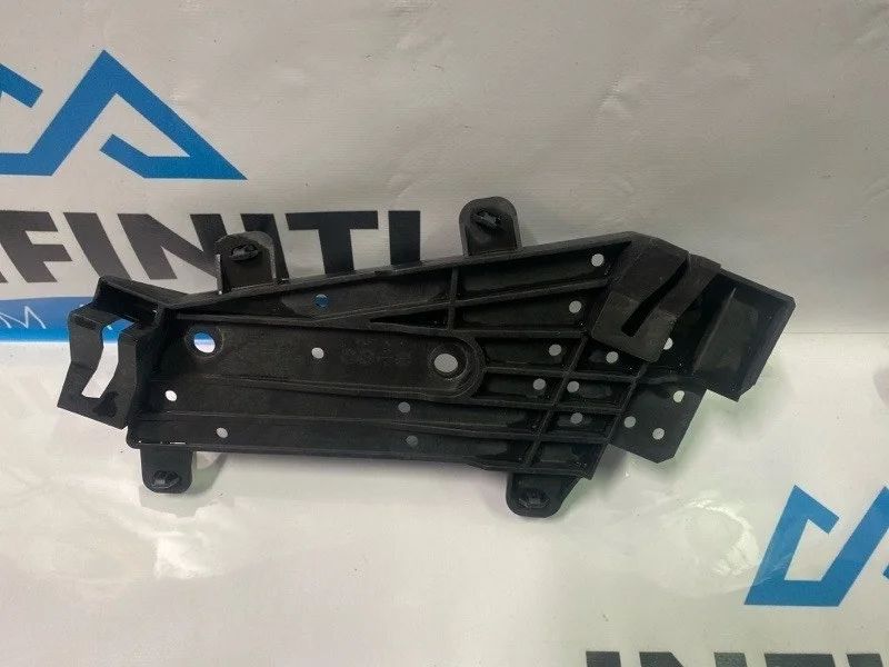 Кронштейн направляющая фары передний левый