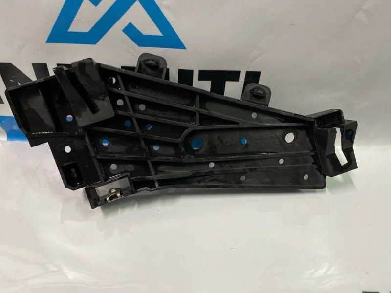 Кронштейн направляющая фары передний правый