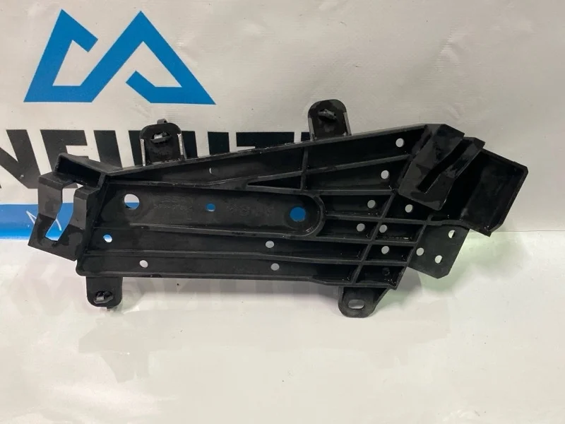 Кронштейн направляющая фары передний левый