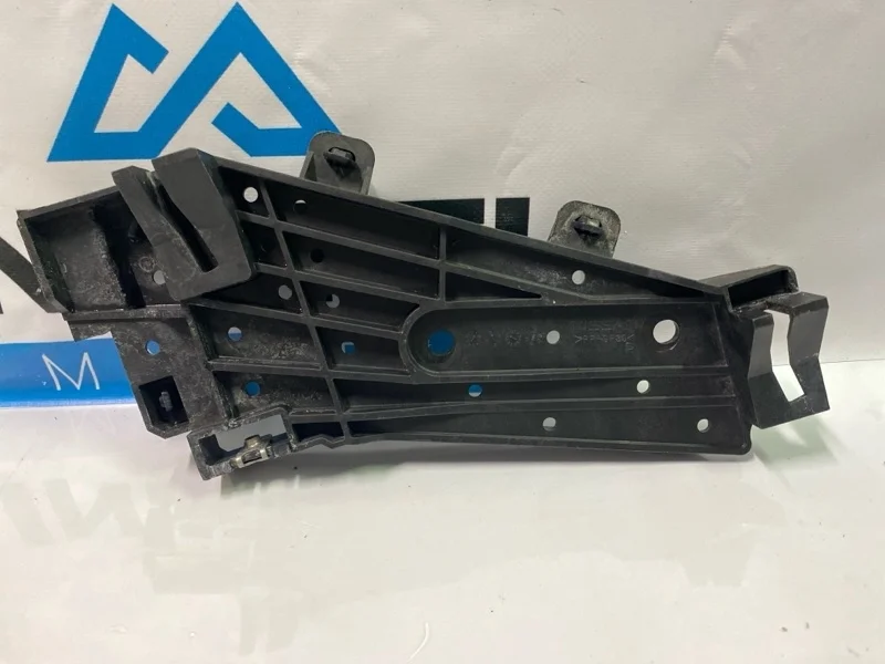 Кронштейн направляющая фары передний правый