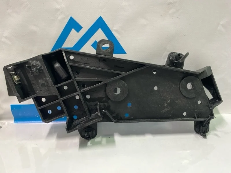 Кронштейн направляющая фары передний левый