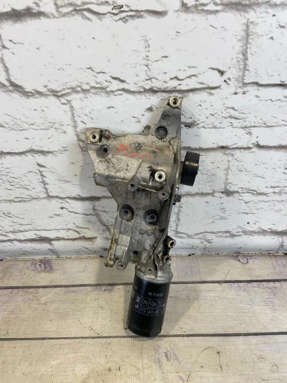 Кронштейн генератора VW Passat CC 2010