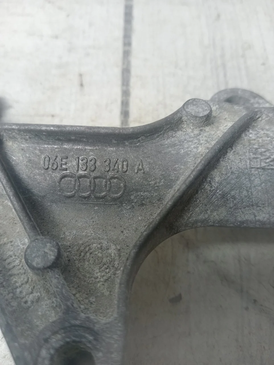 Кронштейн Audi A6 2004-2011 C6