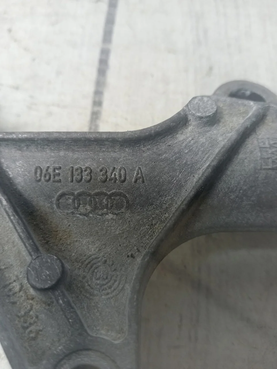 Кронштейн Audi A6 2004-2011 C6