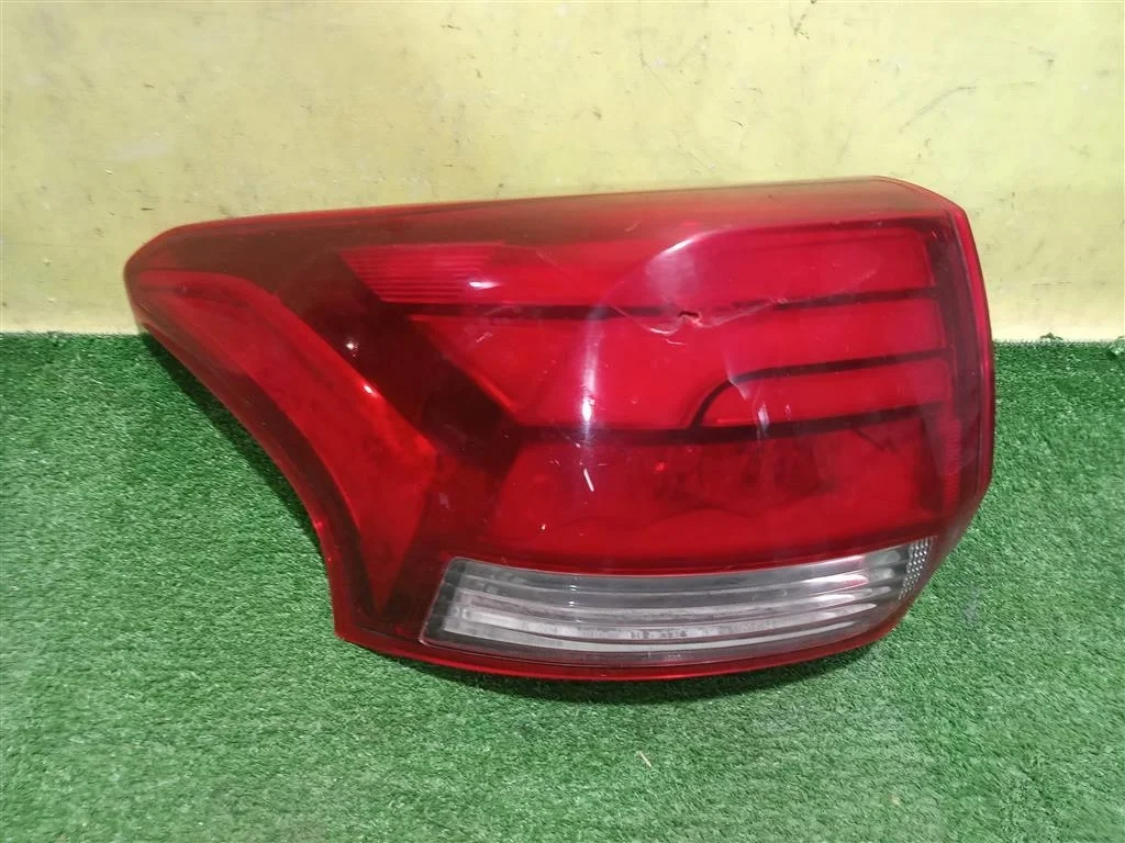 Фонарь задний наружный левый  Mitsubishi Outlander (GF) 2015 8330B173 16815
