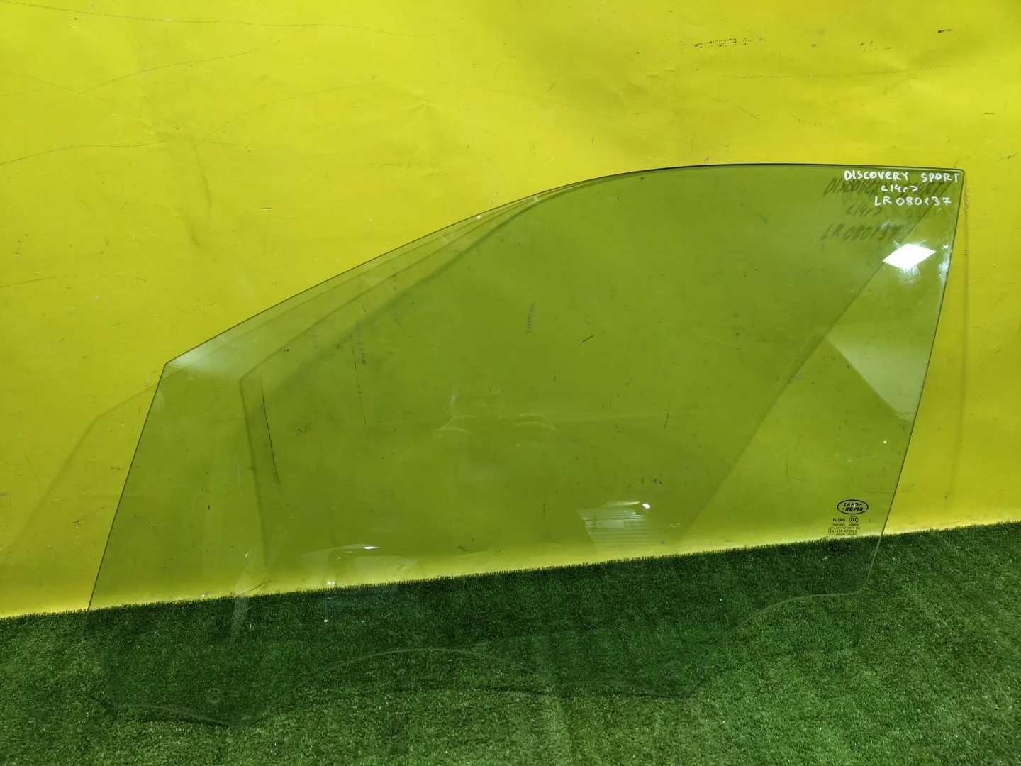 Стекло двери передней левой  Land Rover Discovery Sport 2014 LR080137 31907