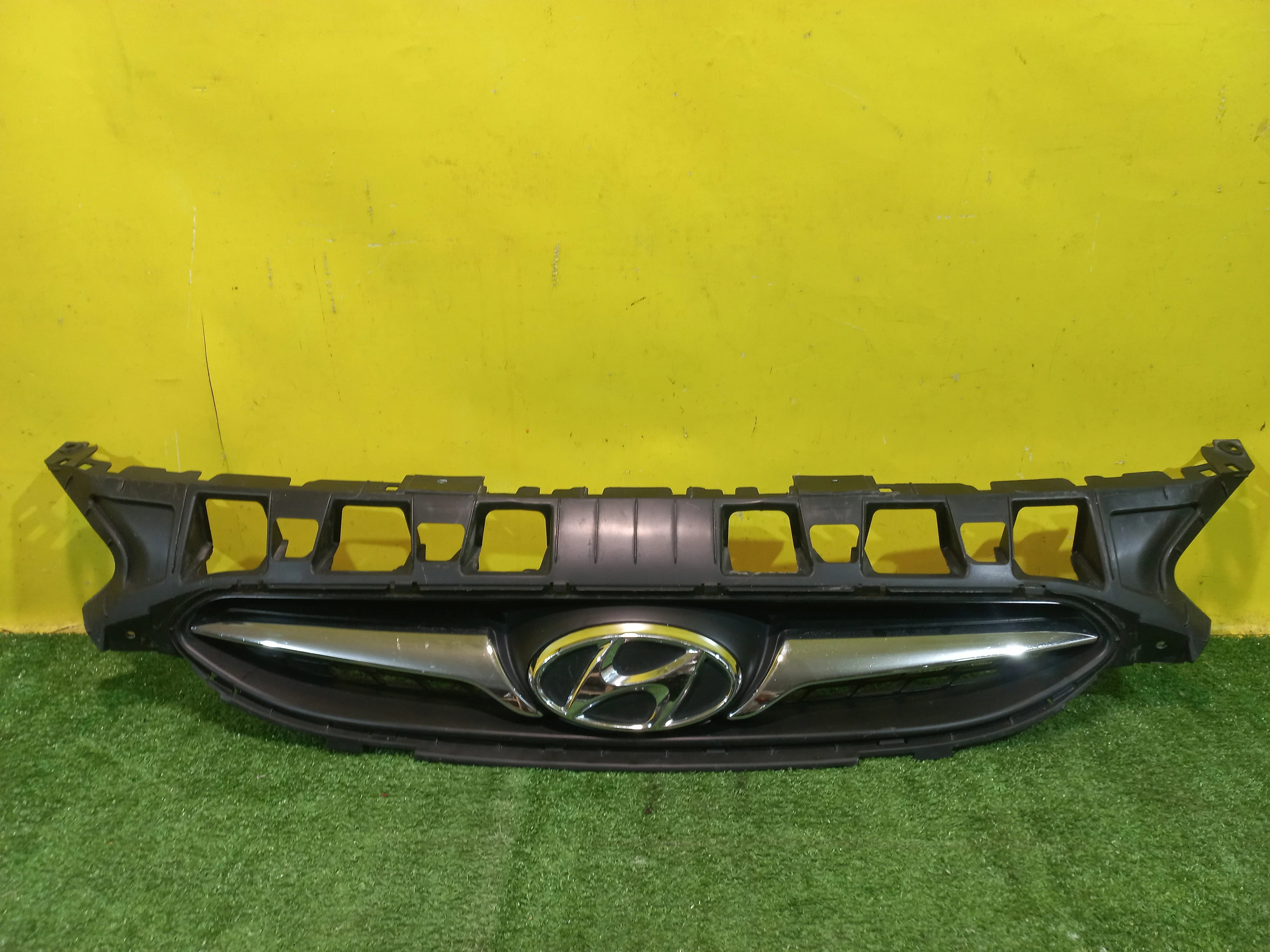 Решетка радиатора  Hyundai Solaris 2010 863511R000 34194