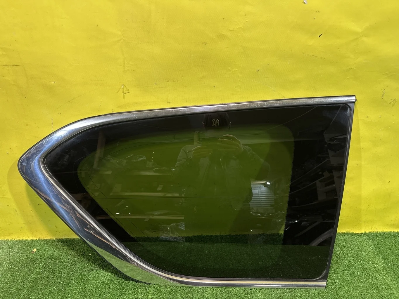 Стекло кузовное глухое правое  Infiniti QX80 (Z62) 2013 833001LA0A 40308