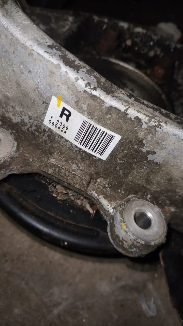 Кулак  задний правый Lexus IS II (2005—2008)