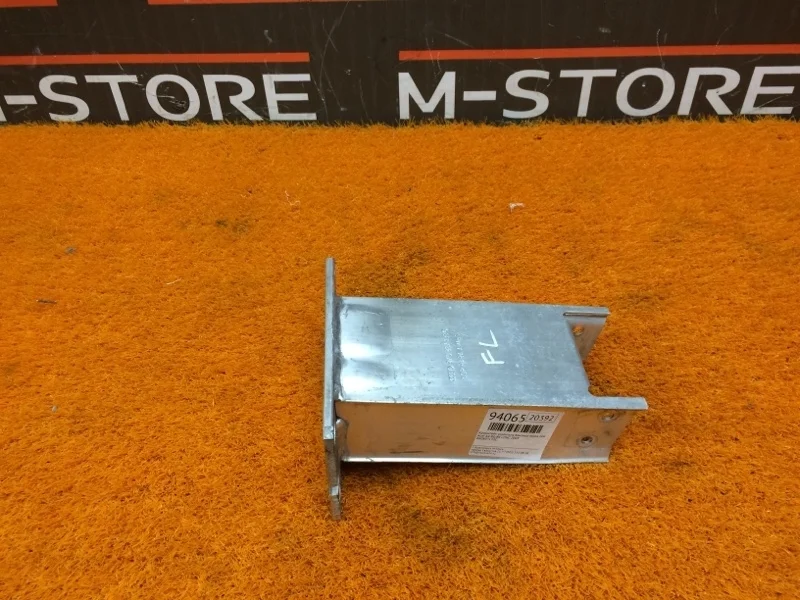 Кронштейн усилителя бампера Audi A4 2009 8K0807133C B8/8K CDNC, передний левый