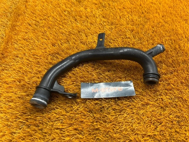 Патрубок системы охлаждения Audi Q3 2012 06J121065F 8U CPSA