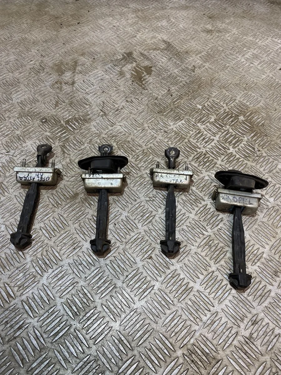 Ограничитель двери Opel Astra J (2009—2012)